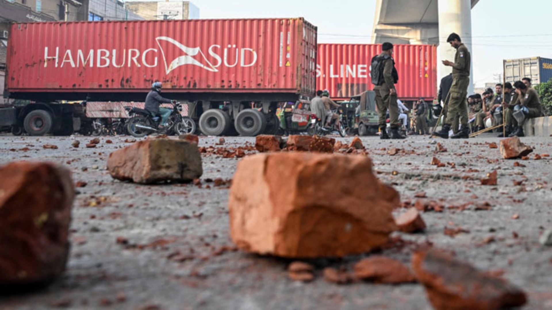 مذہبی و سیاسی جماعت کا احتجاج، پولیس افسران اور اہلکاروں پر بیہمانہ تشدد 