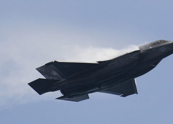 چینی جے-16 طیارے نے جدید ’غیرملکی‘ اسٹیلتھ طیاروں کو بھاگنے پرمجبور کردیا