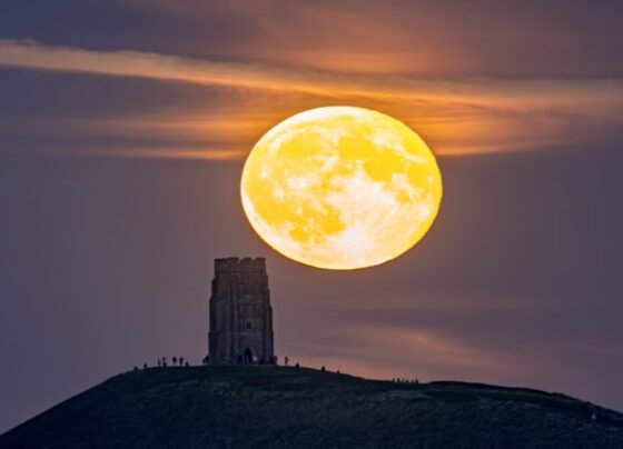 رواں سال کا پہلا سپر مون پاکستان میں کب نظر آئے گا؟