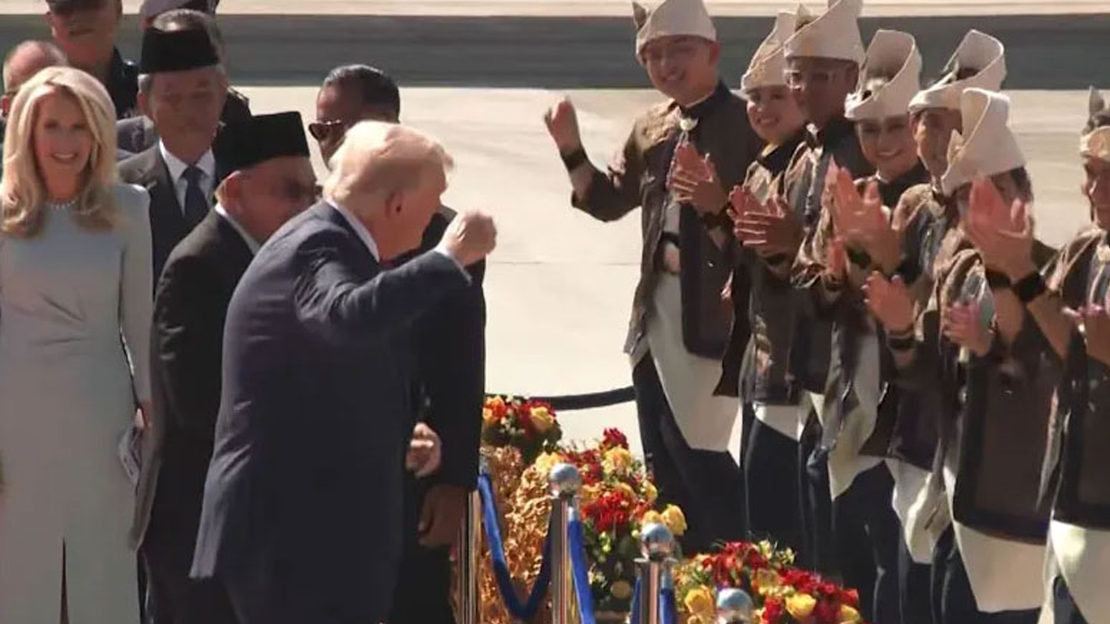 ملائیشیا ایئرپورٹ پر استقبال کے دوران ڈونلڈ ٹرمپ کا رقص،ویڈیو وائرل