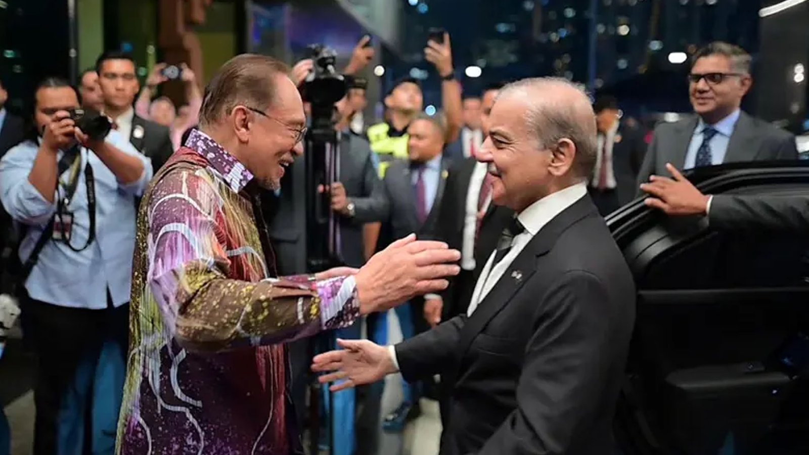 وزیراعظم شہباز شریف ملائیشیا پہنچ گئے، پرتپاک استقبال