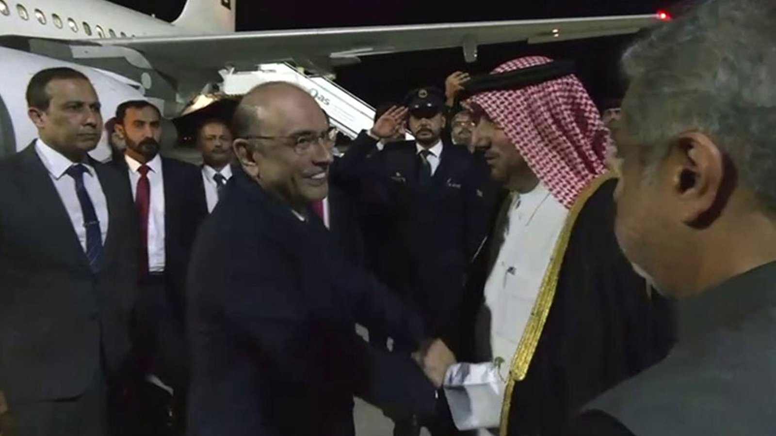 صدر پاکستان آصف علی زرداری 3 روزہ سرکاری دورے پر قطر پہنچ گئے، ایئر پورٹ پر شاندار استقبال