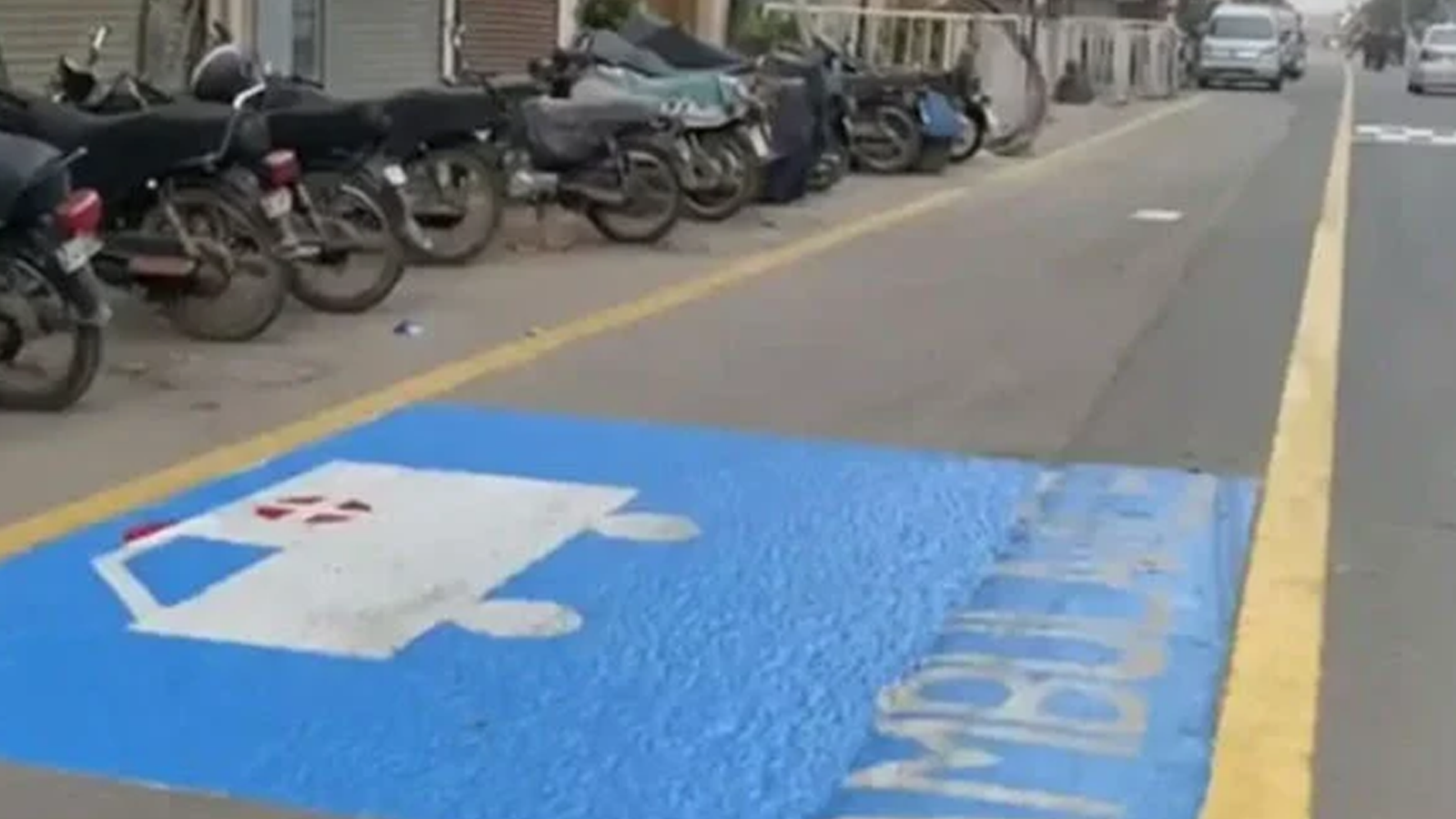 کراچی میں پہلی بار ایمبولینس کے لئے الگ لین مختص کردی گئی