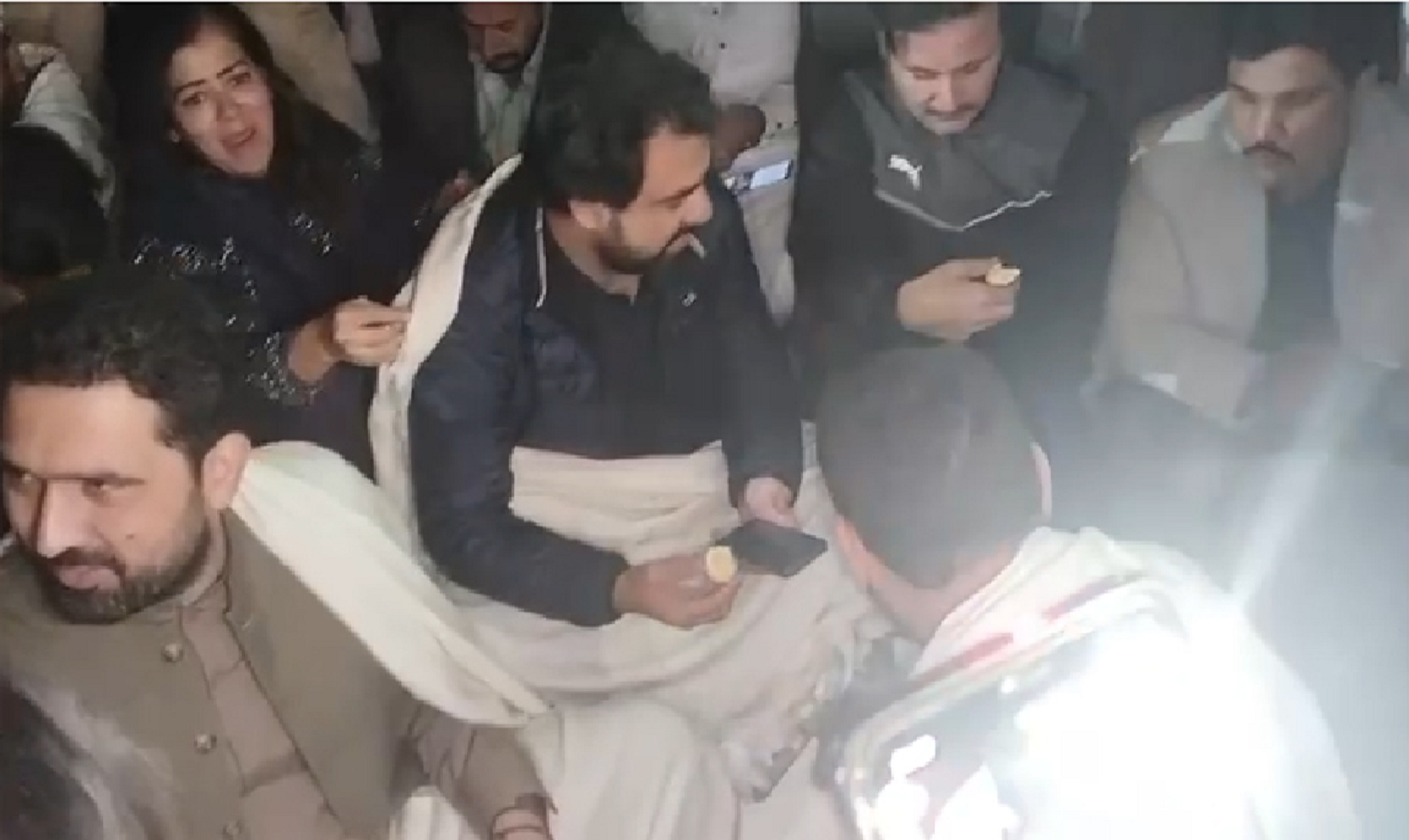 وزیراعلی کے پی  کا اڈیالہ جیل کے قریب دھرنا،   شرکاء کی تعداد15 افراد تک محدود، مقامی قیادت غائب