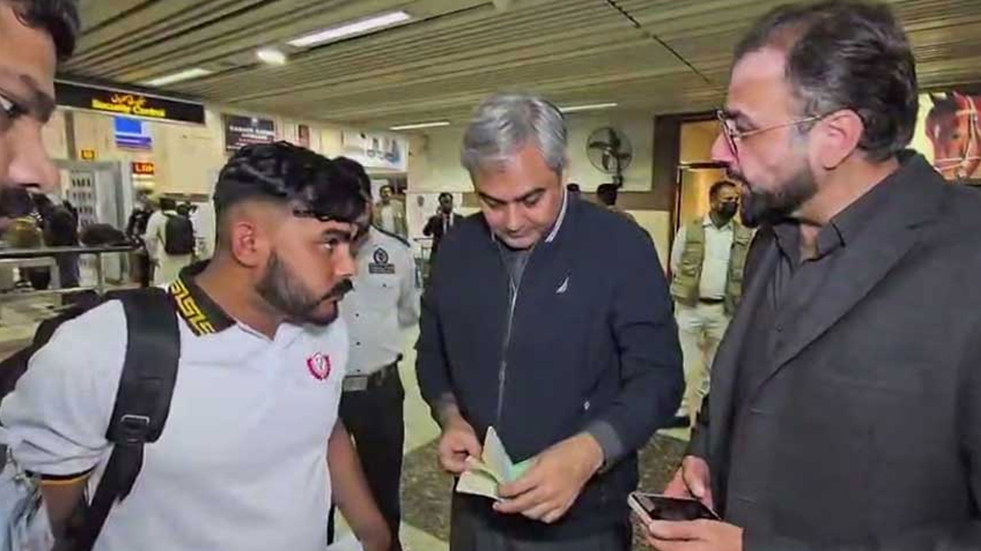 وفاقی وزیرداخلہ کا اچانک لاہور ایئرپورٹ کا دورہ، امیگریشن نظام میں فوری اصلاحات کا حکم