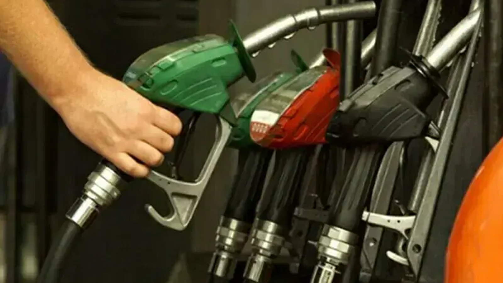 پیٹرول کی قیمت میں معمولی کمی، ڈیزل مہنگا ہونے کا امکان