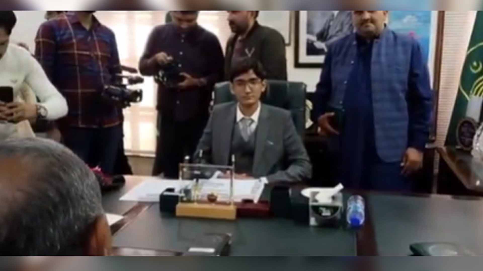میٹرک کا طالب علم وزیر تعلیم بن گیا، جانئے کیسے؟