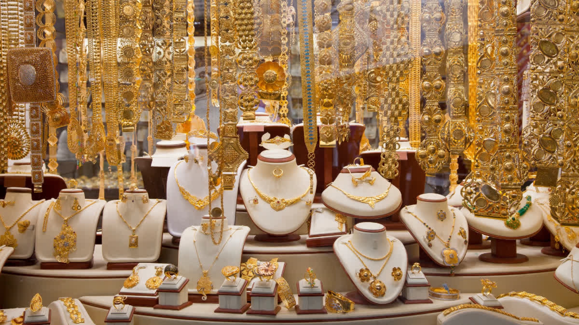 عالمی مارکیٹ کے اثرات، مقامی سطح پر سونے کی قیمت میں بڑا اضافہ