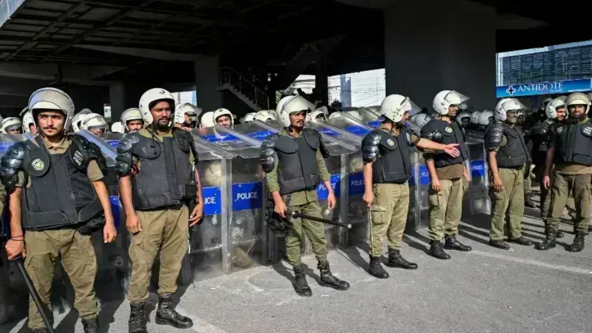 پنجاب سیکریٹریٹ میں احتجاج، ملازمین کے مطالبات حل کرنے کے لیے کمیٹی تشکیل