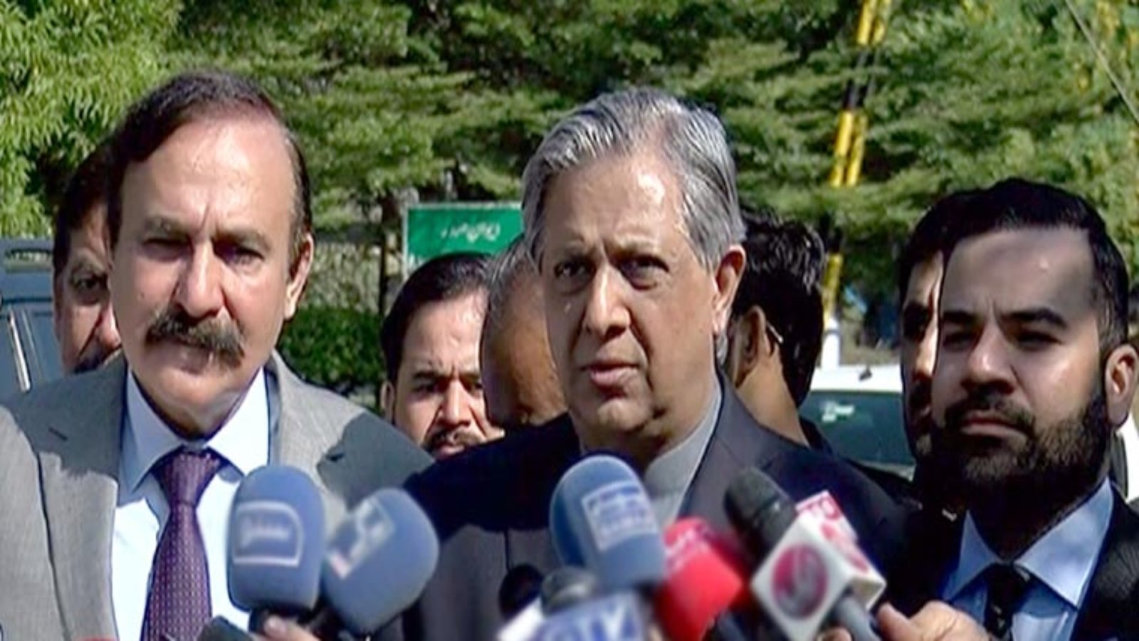 ججز ٹرانسفر پر ایگزیکٹو کے اختیارات میں کمی، فیلڈ مارشل کا اعزاز تاحیات ہو گا: اعظم نذیر