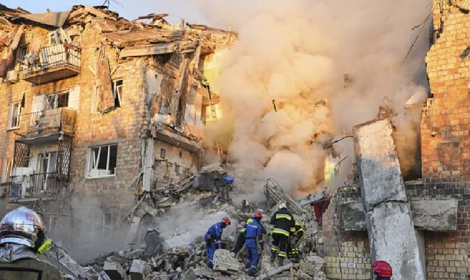 روس کا یوکرین پر 430 ڈرونز اور 18 میزائلوں سے حملہ، 8 افراد ہلاک، عمارتیں تباہ