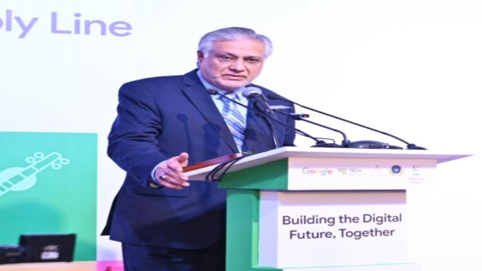 نائب وزیراعظم  نے پاکستان کی پہلی گوگل کروم بک اسمبلی لائن کا افتتاح کردیا