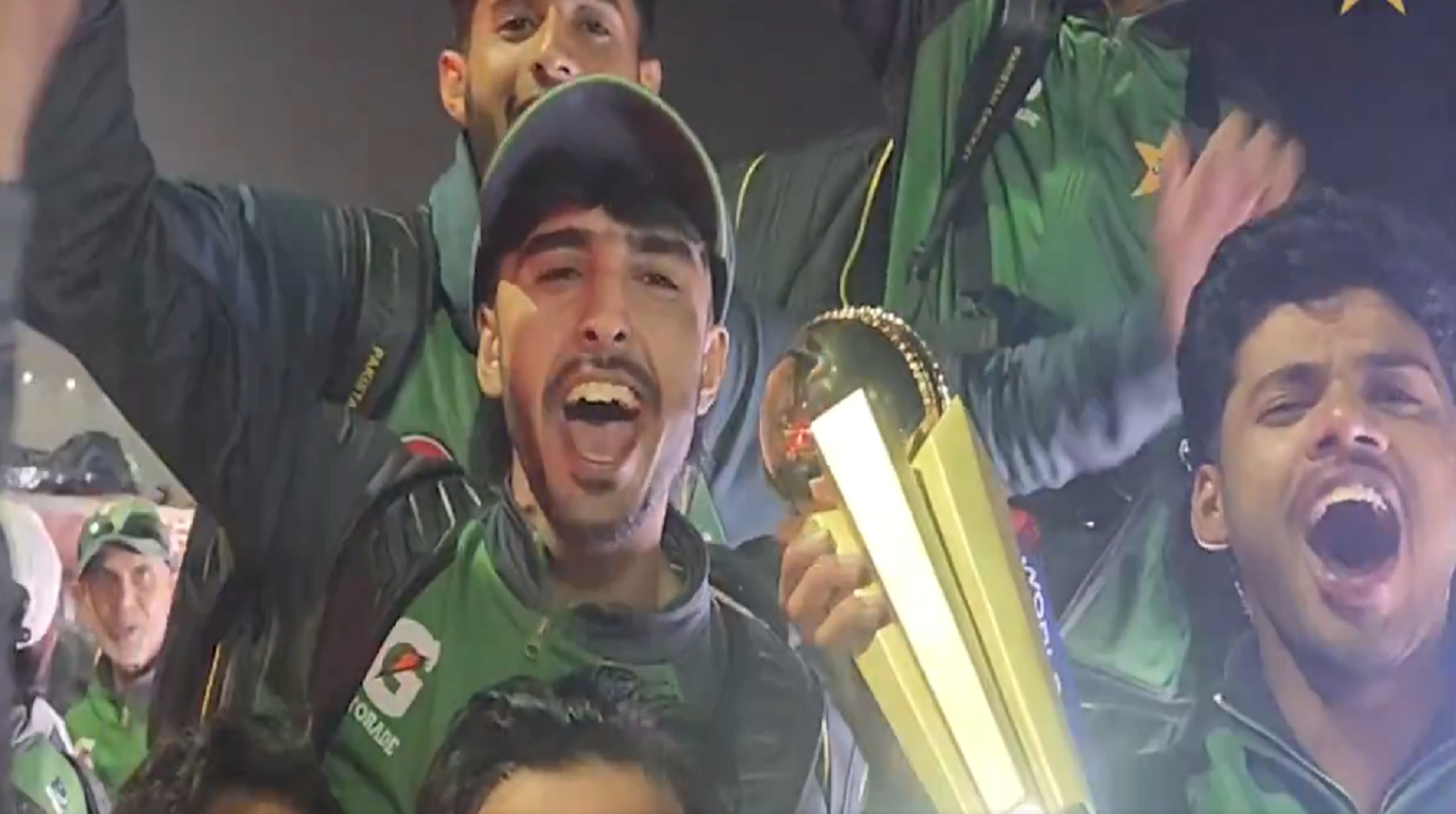 بھارت کو شکست دیکر قومی انڈر 19کرکٹ ٹیم ‘ایشیا کپ’ لیکر وطن پہنچ گئی، اسلام آباد ائیرپورٹ پر شاندار استقبال