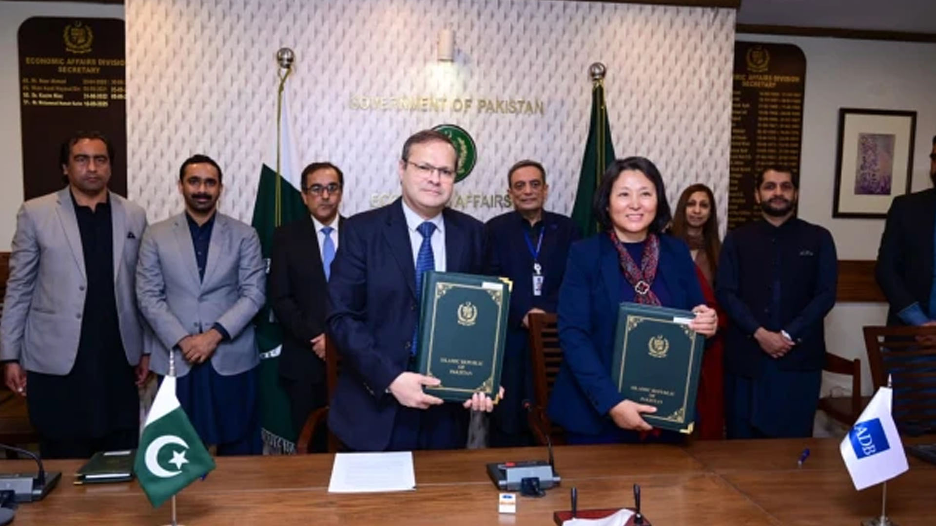 حکومت اور ایشیائی ترقیاتی بینک کے درمیان دو اہم منصوبوں پر دستخط