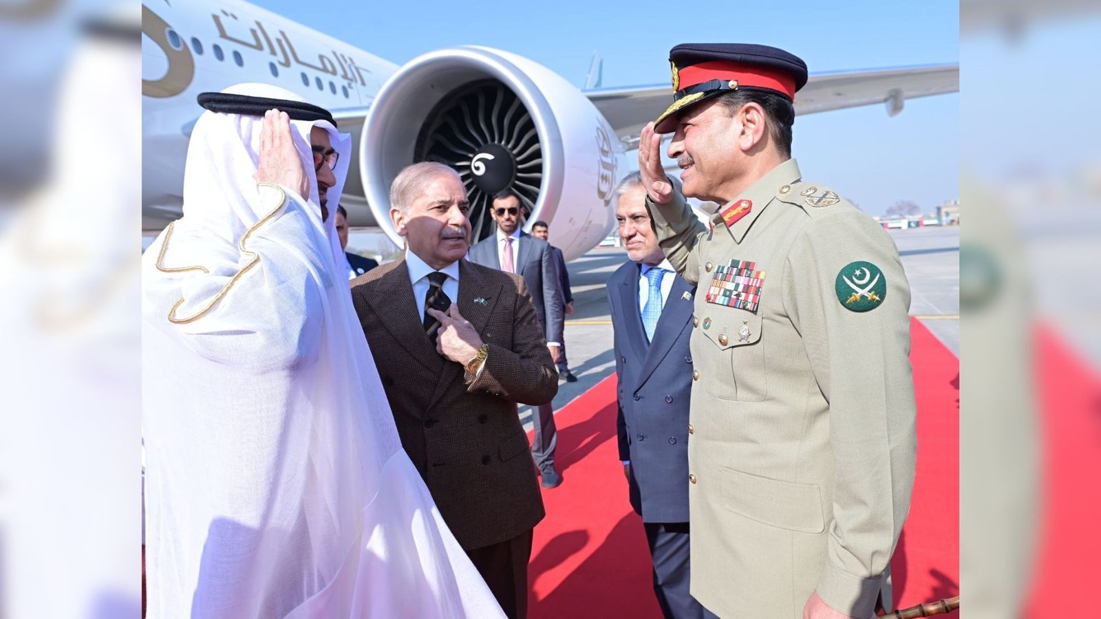 باہمی احترام کا منفرد لمحہ، فیلڈ مارشل سید عاصم منیر اورمتحدہ عرب امارات کے صدر شیخ محمد بن زاید  کا ایک دوسرے کو سلوٹ ، تصویر وائرل
