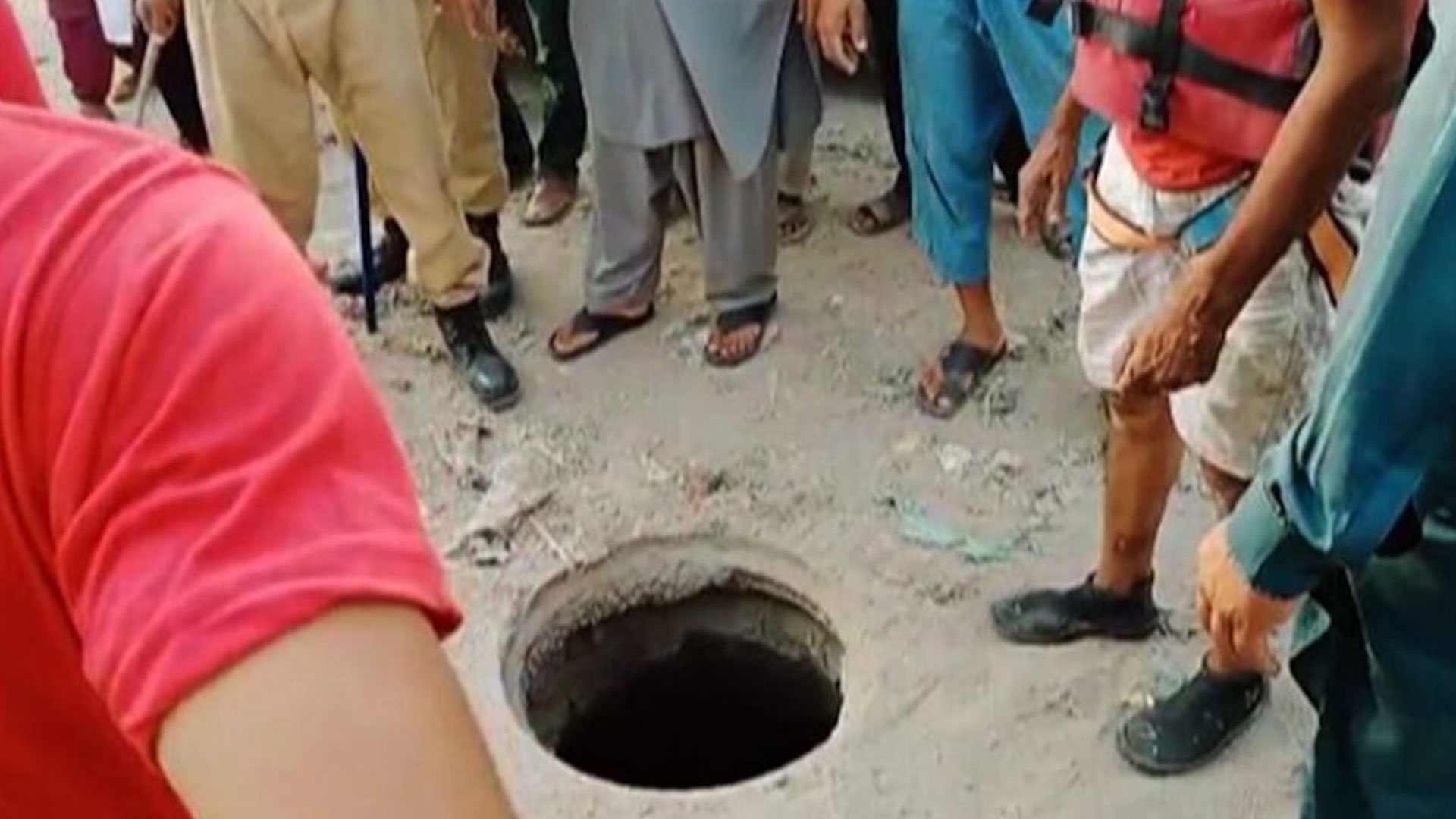 لاہور کھلے مین ہول میں ماں بیٹی گرنے کا واقعہ، ماں کی لاش مل گئی بیٹی کی تلاش جاری