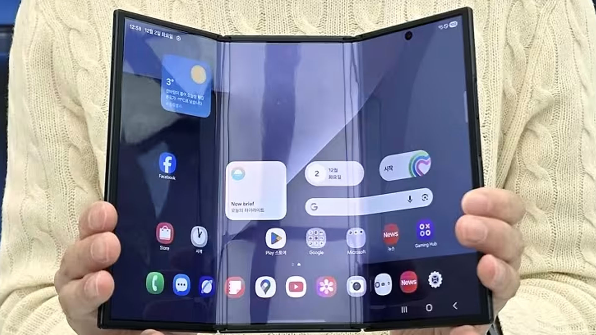 سام سنگ کا پہلا ملٹی فولڈنگ سمارٹ فون متعارف،قیمت جانیں؟