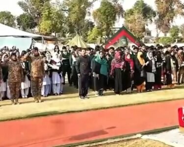 پاک فوج کا پشاورمیں طلبہ و طالبات کیساتھ ایک دن ، پیشہ ورانہ صلاحیتوں سے آگاہ کیا