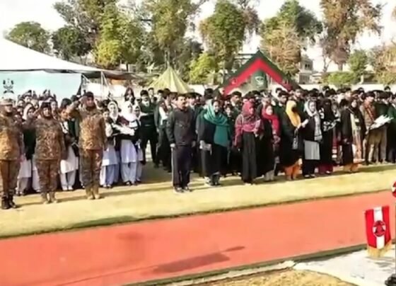 پاک فوج کا پشاورمیں طلبہ و طالبات کیساتھ ایک دن ، پیشہ ورانہ صلاحیتوں سے آگاہ کیا