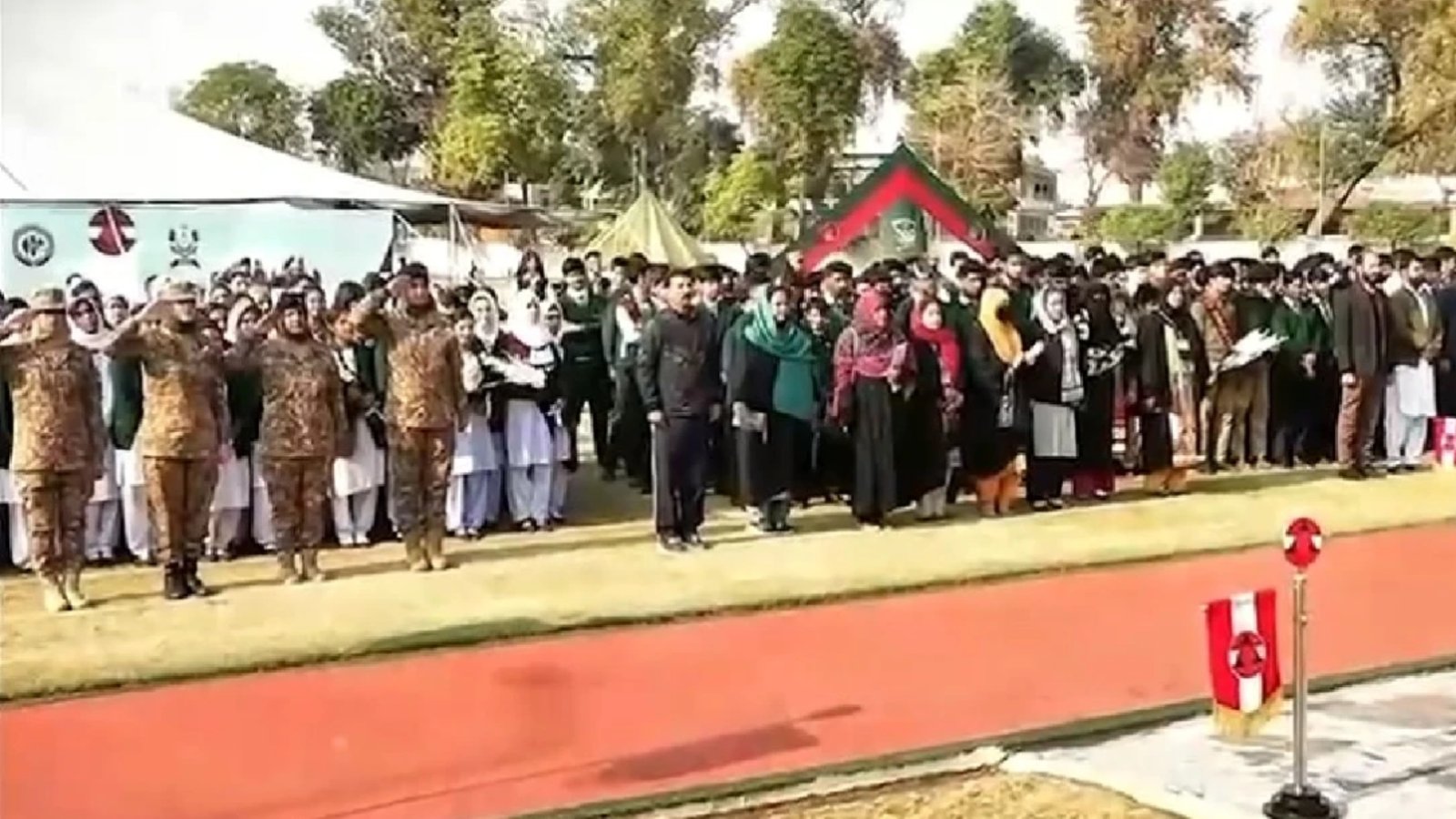 پاک فوج کا پشاورمیں طلبہ و طالبات کیساتھ ایک دن ، پیشہ ورانہ صلاحیتوں سے آگاہ کیا