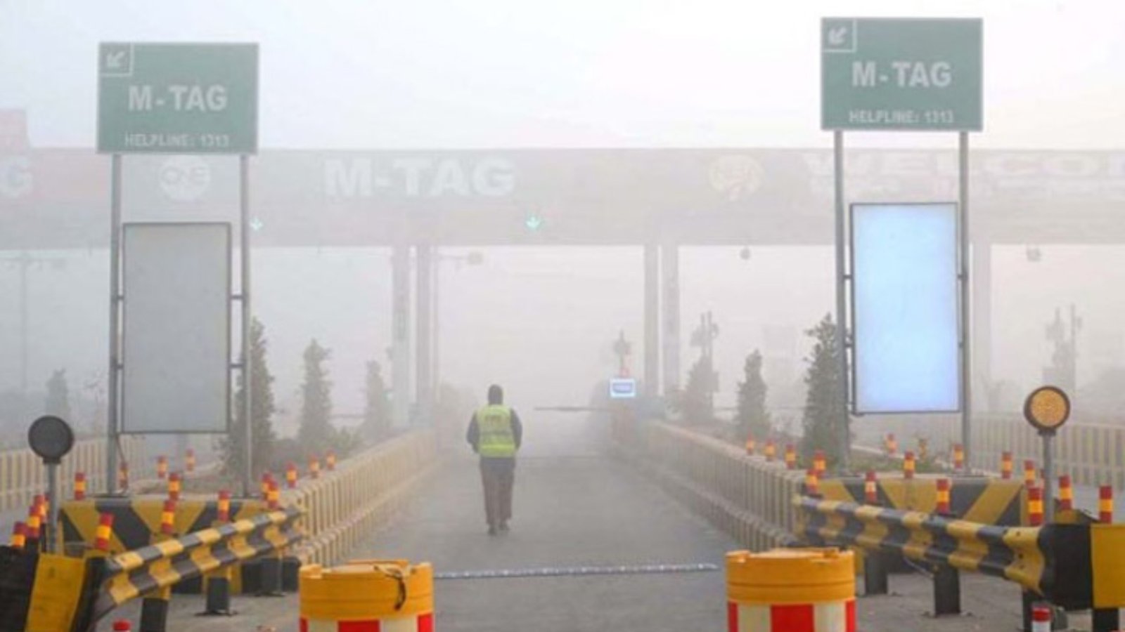 شدید دھند کے باعث موٹر وے کے مختلف سیکشنز ٹریفک کے لیے بند