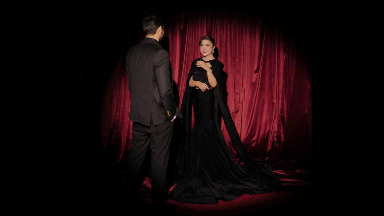 معروف ٹی وی میزبان حنا نیازی نے منگنی کی تصاویر شیئر کرکے سب کو حیران کر دیا،  منگیتر کون؟