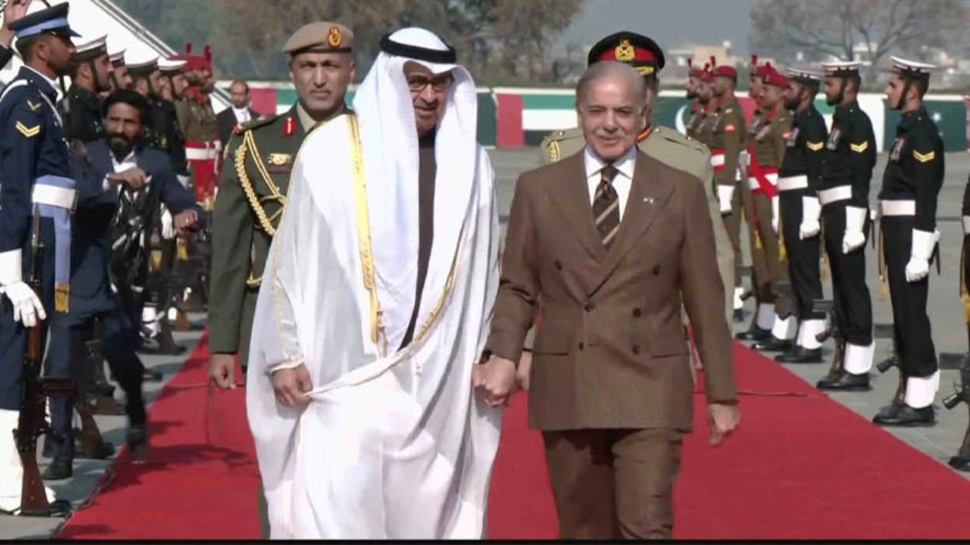 صدرمتحدہ عرب امارات شیخ زاید النہیان کا پاکستان پہنچنے پر پُرتپاک استقبال، فضائی سلامی اور گارڈ آف آنر پیش