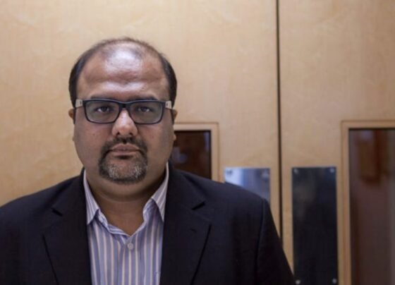 پی ٹی آئی رہنما مرزا شہزاد اکبر اشتہاری قرار، وارنٹ گرفتاری بھی جاری کرنے کا حکم