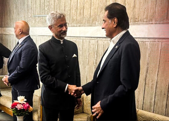 ایاز صادق ، جے شنکر مصافحہ