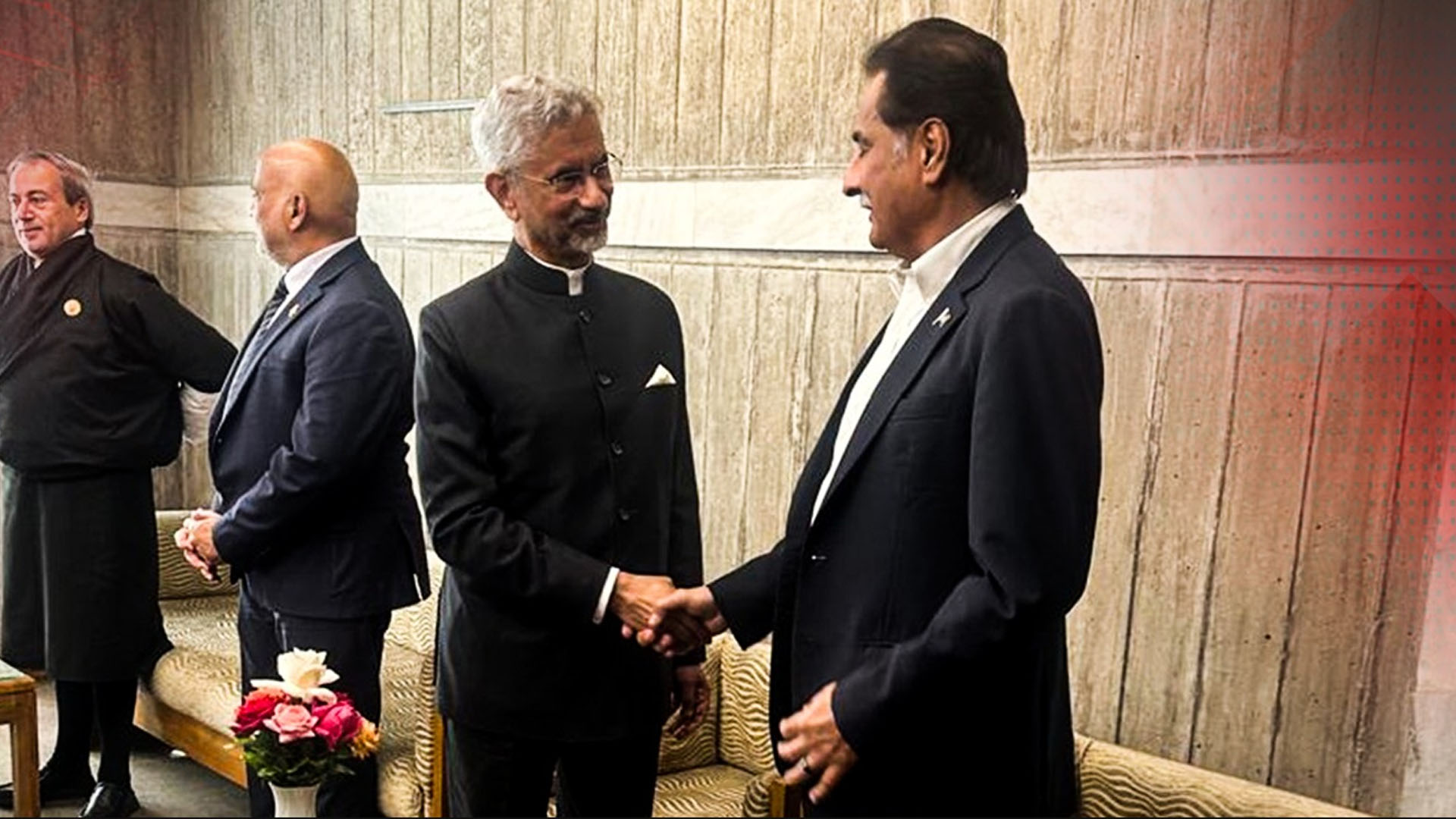 بالآخر مصحافہ ہوگیا، ڈھاکہ میں بھارتی وزیر خارجہ جے شنکر خود چل کر ایاز صادق کی نشست پر آئے، ہاتھ ملا لیا