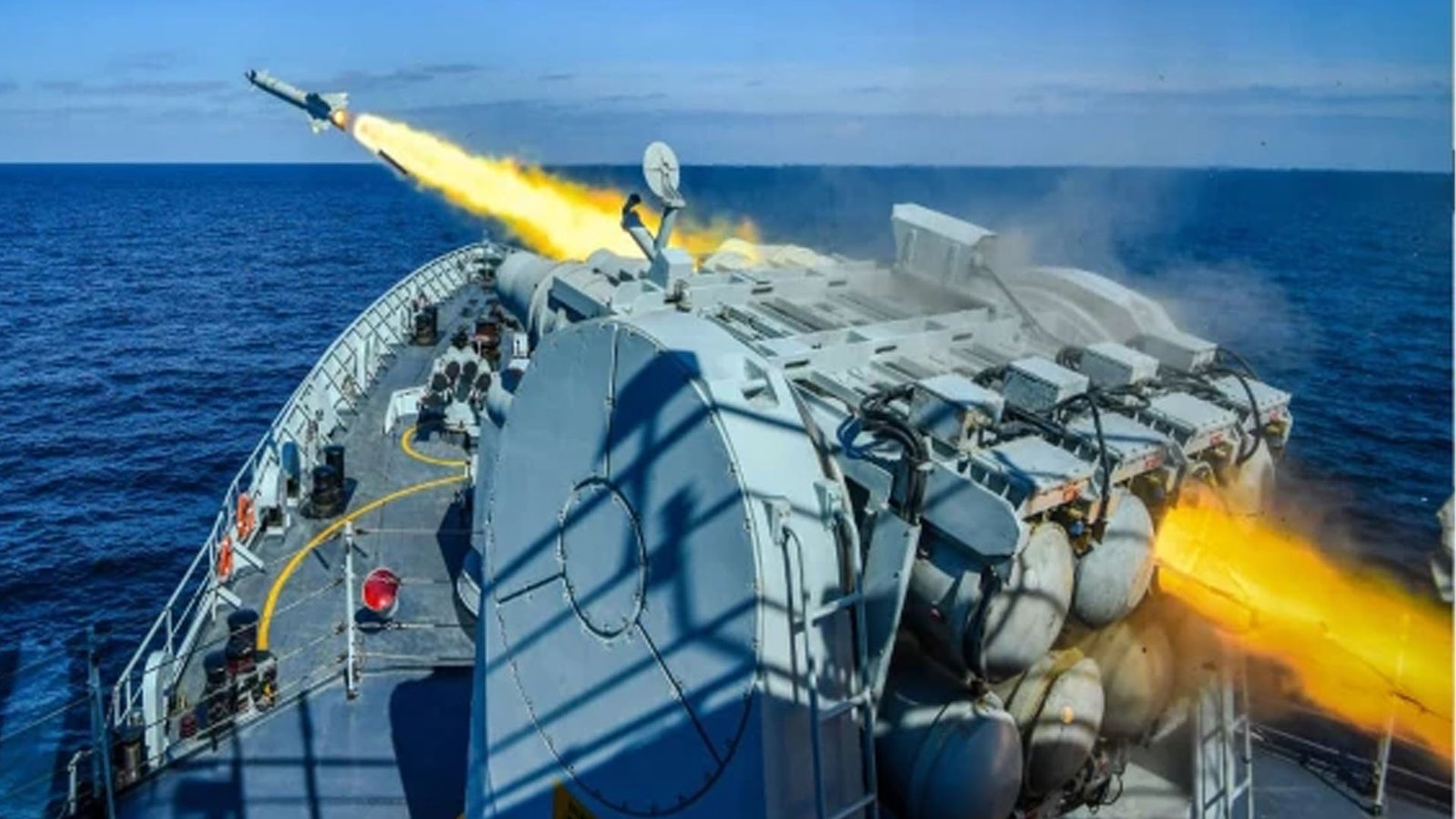 بحیرہ عرب میں پاک بحریہ کا فضا تک مار کرنے والے میزائل کے فائر پاور کا مظاہرہ