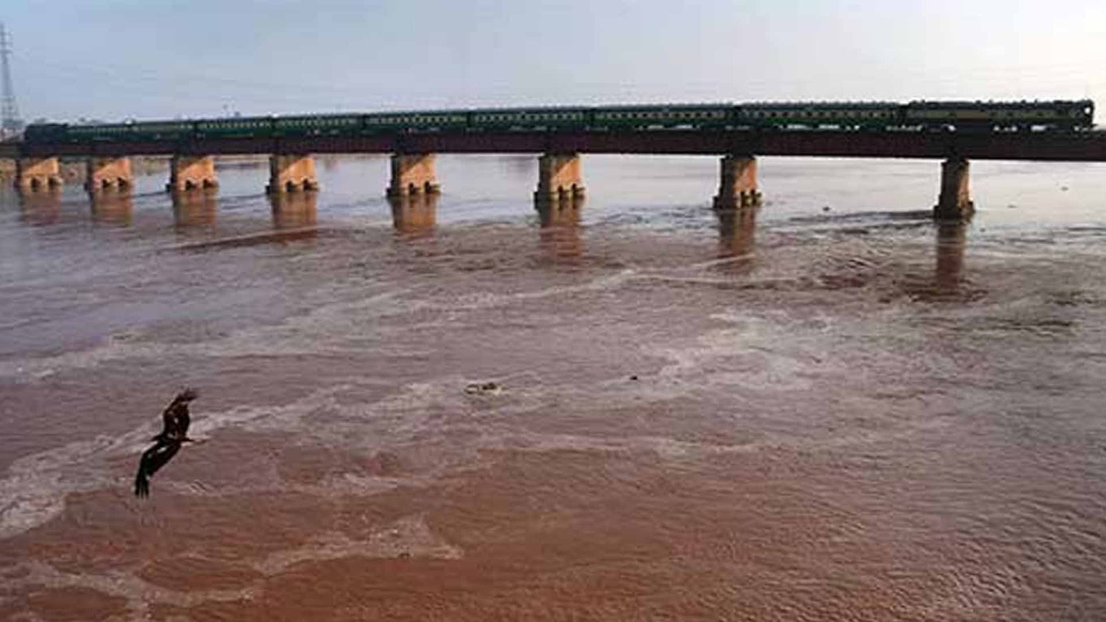 دریائے چناب میں پانی کے بہاؤ میں استحکام، غیر معمولی کمی کے بعد صورتحال دوبارہ معمول پر آ گئی