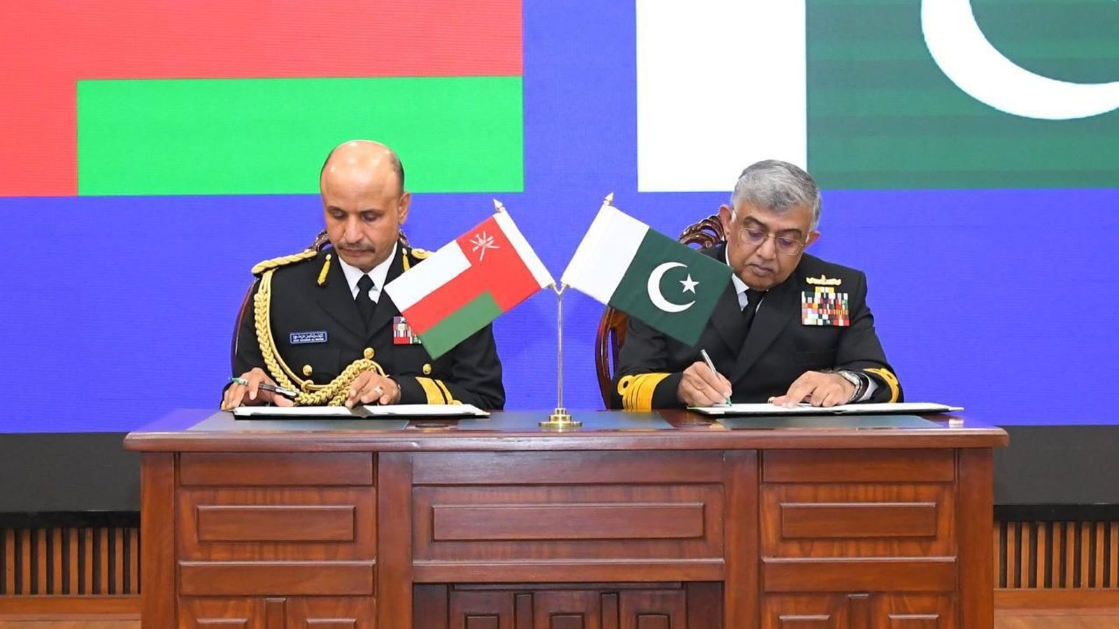 پاک بحریہ کے سربراہ سے کمانڈر رائل نیوی آف عمان کی ملاقات،باہمی تعاون کیلئے مفاہمتی یادداشت پر دستخط