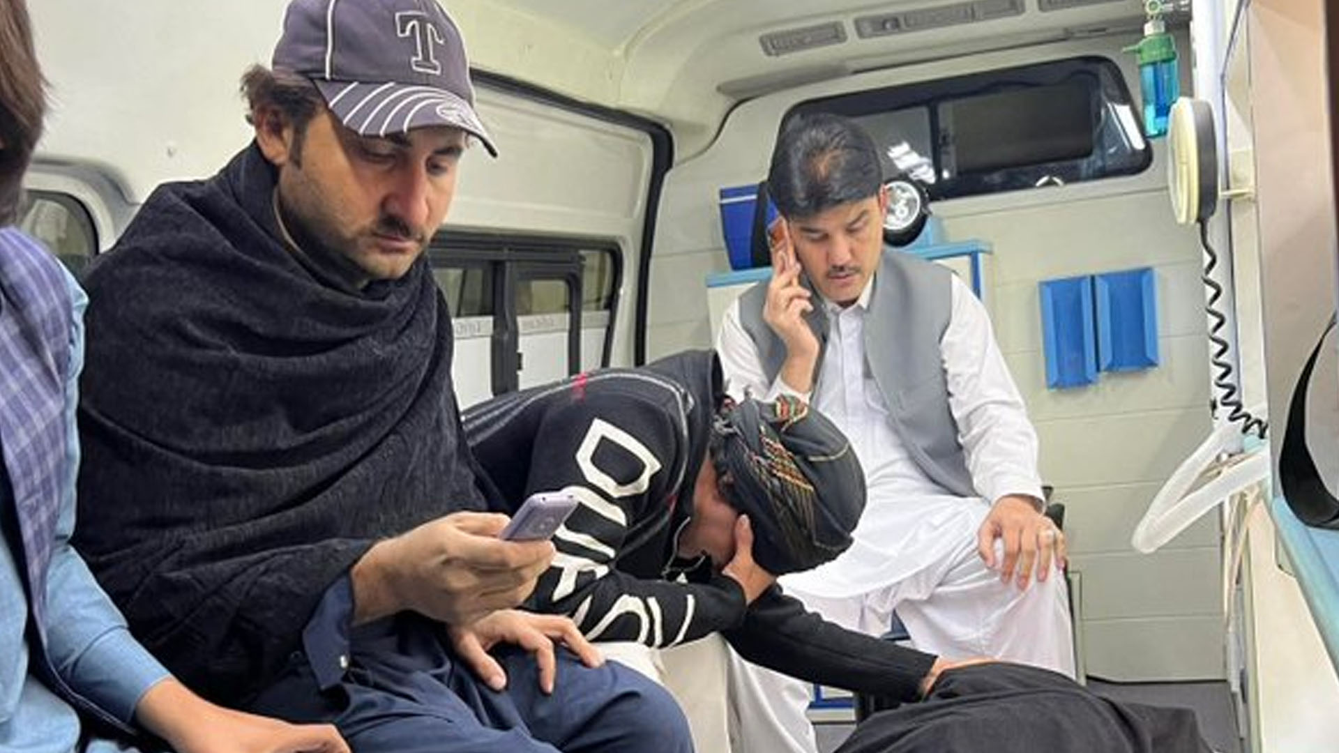 تحریک انصاف کےپشاور جلسے سے واپسی پر گاڑی الٹنے سے ایک نوجوان جاں بحق، تین زخمی