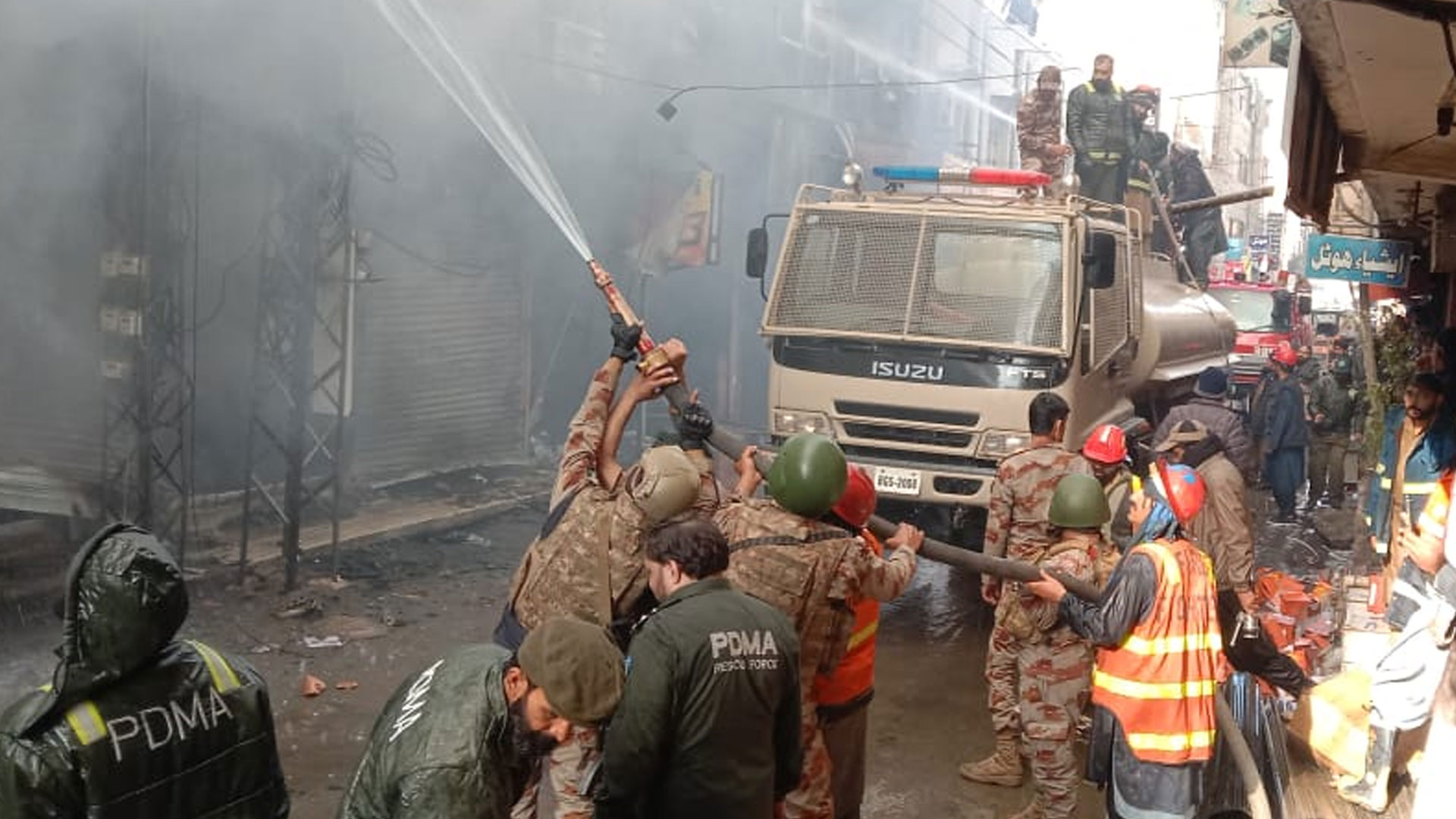 کراچی گل پلازہ کے بعد کوئٹہ اچکزئی پلازہ میں آتشزدگی، پاک فوج کے جوان آگ بجھانے میں مصروف