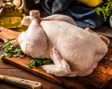 چکن کھانے کے شوقین افراد کیلئے اہم خبر! ماہرین نے خطرے کی گھنٹی بجا دی