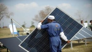 سولر پینلز لگوانے کے خواہشمندوں کیلئے خوشخبری ، حکومت کا اہم فیصلہ
