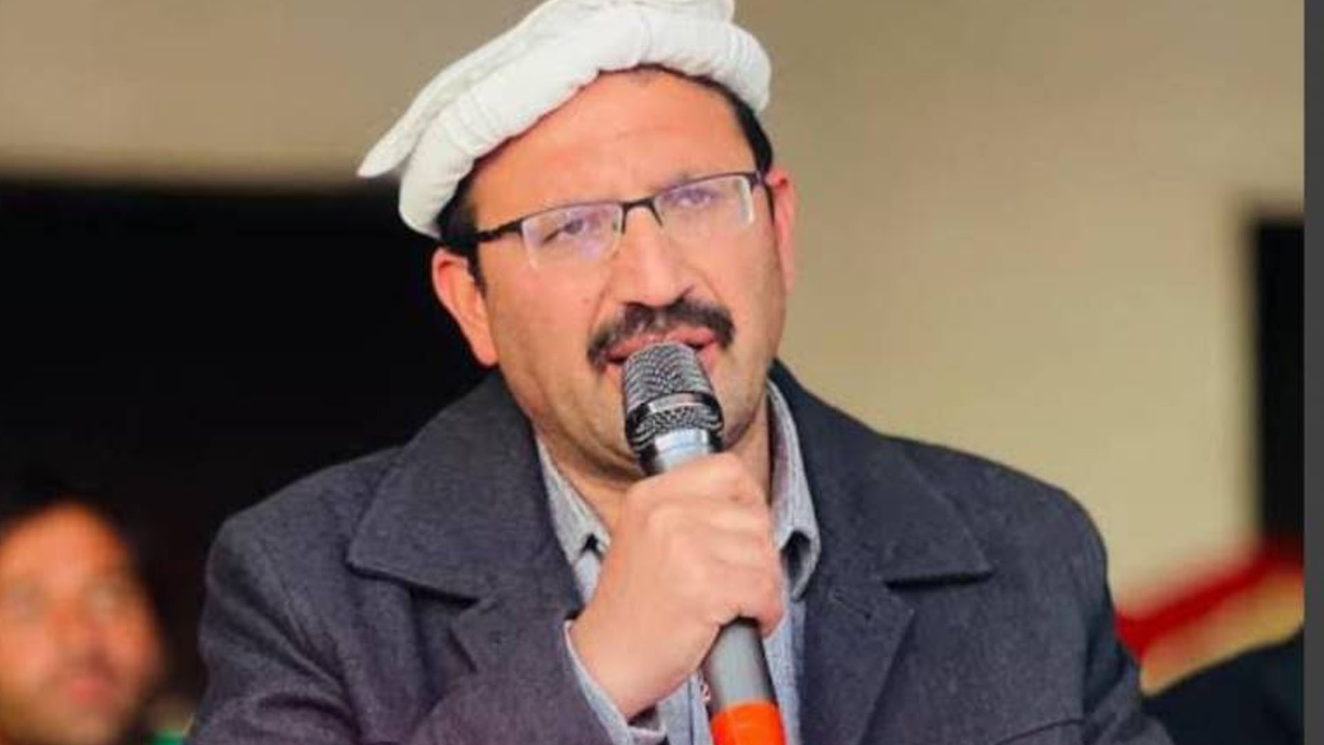 اڈیالہ کے باہر فوٹو سیشن، احتجاج سے پہلے غائب،جنید اکبر کارکنان کی تنقید کی زد میں، ’’بھگوڑا‘‘ قرار