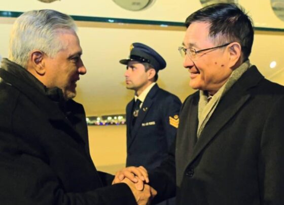 اسحاق ڈار بیجنگ پہنچ گئے