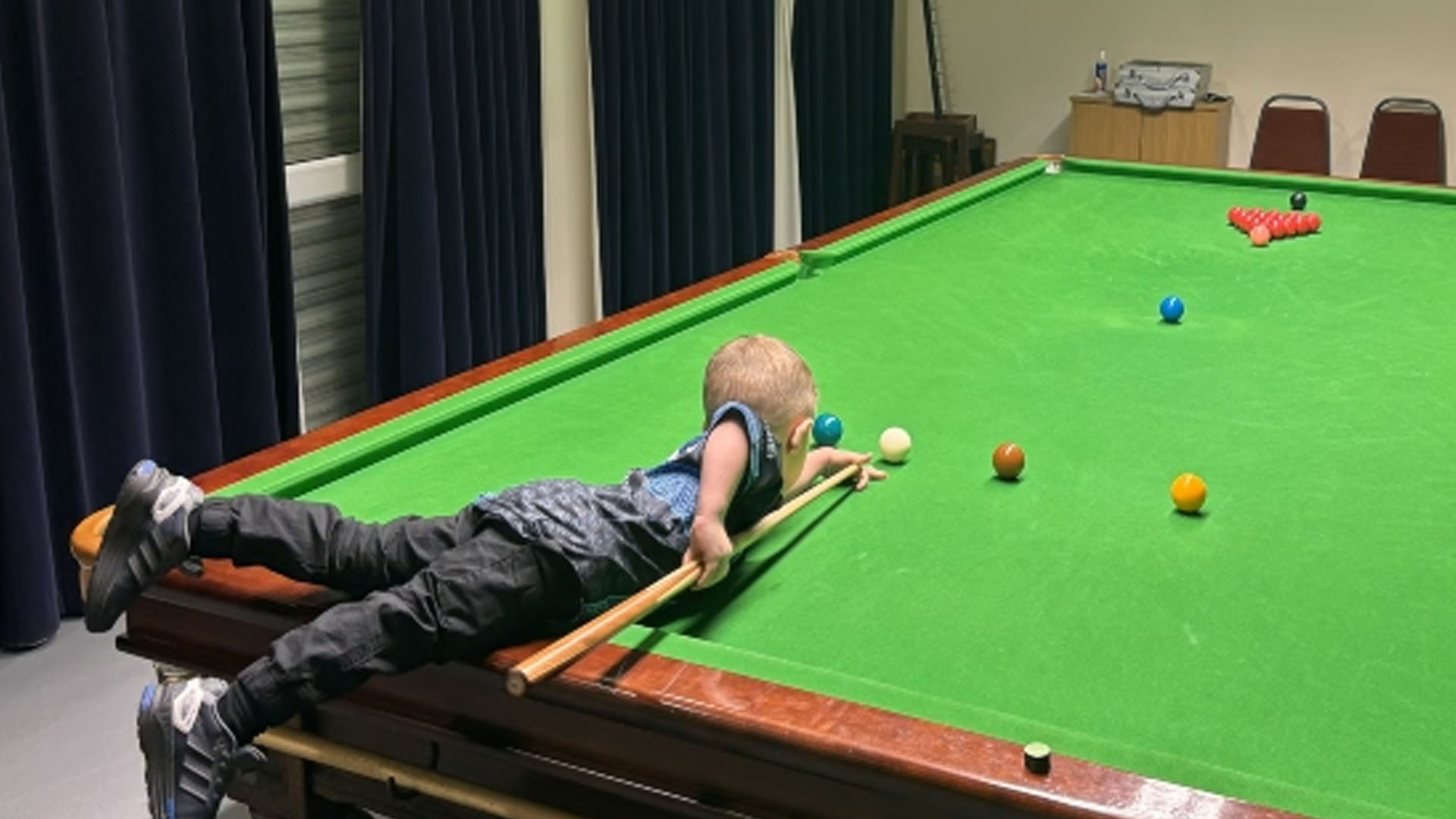 2 سالہ بچے نے اسنوکر کے کھیل میں تہلکہ مچا دیا