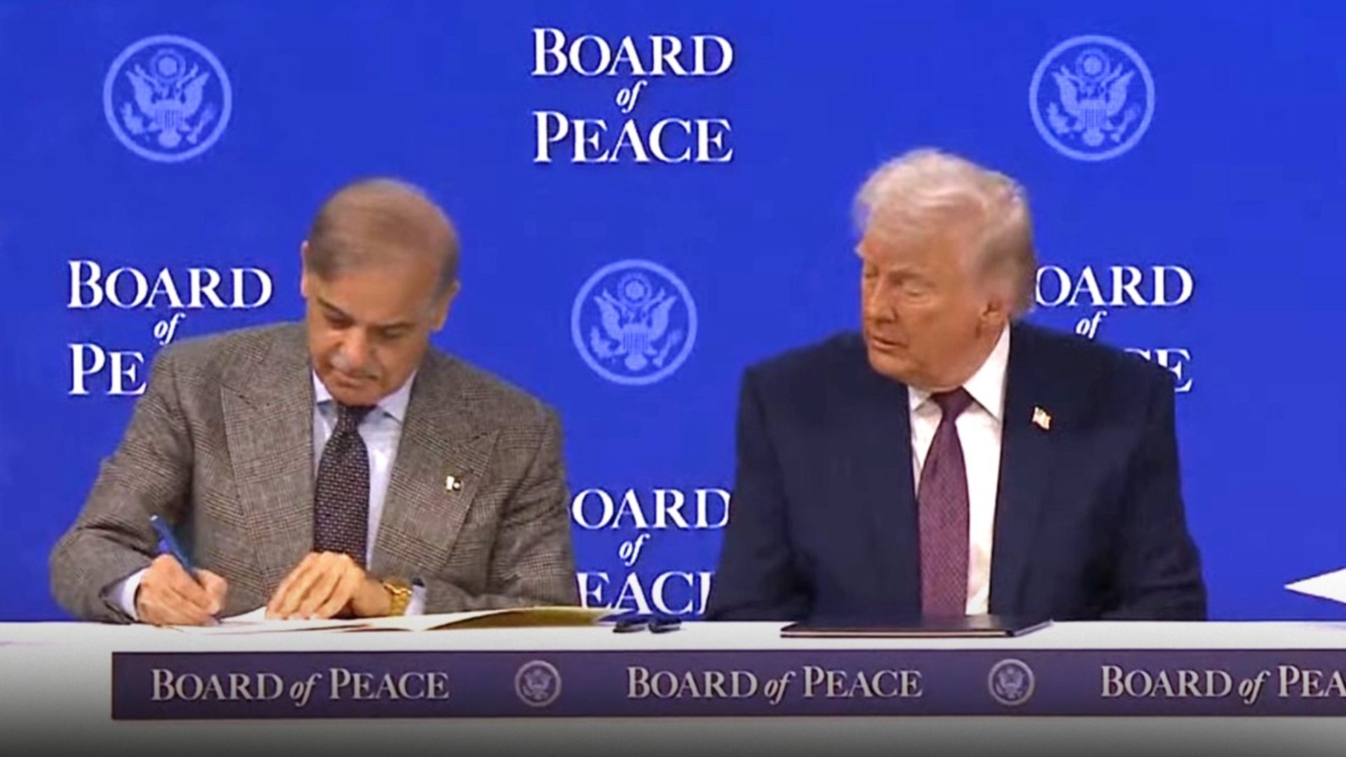 وزیراعظم شہبازشریف کے غزہ ’بورڈ آف پیس‘پر دستخط، ٹرمپ تمام ممالک کیساتھ کام جاری رکھنے کیلئے پُرعزم