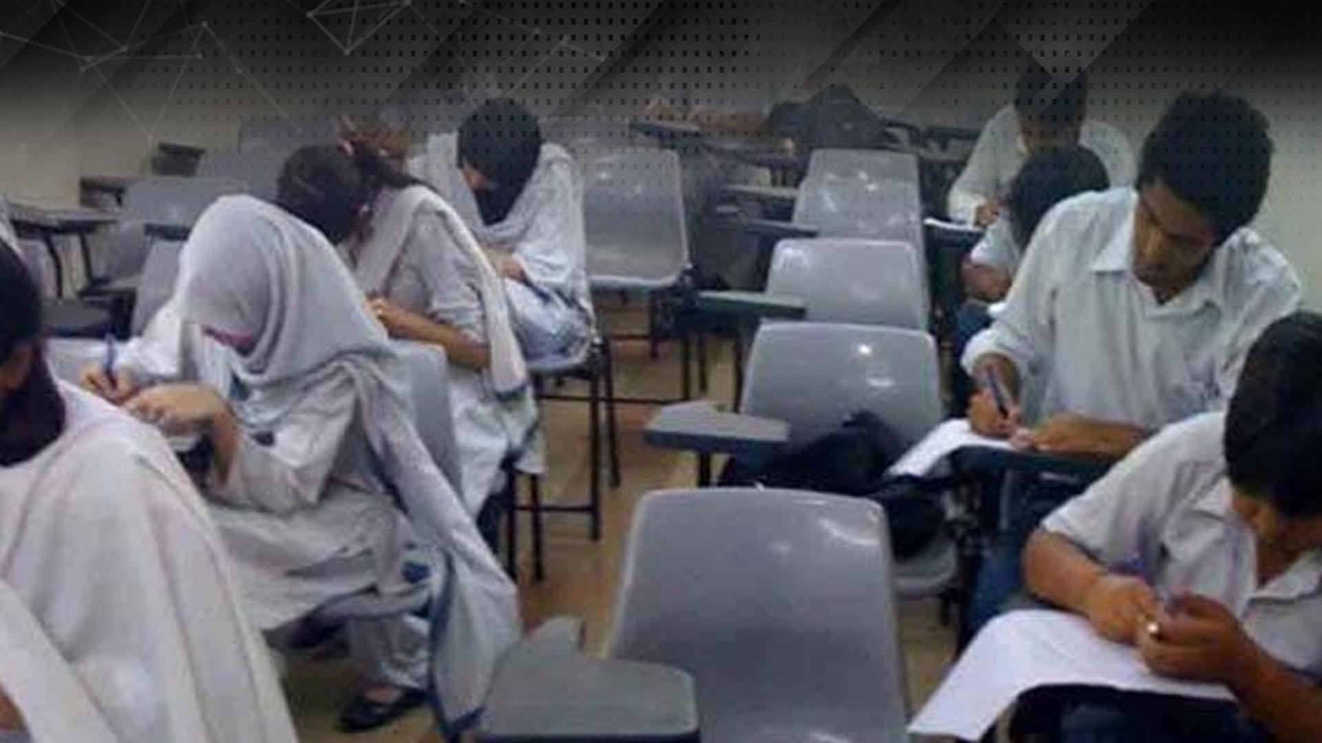 میٹرک امتحان مذاق بن گئے، انگریزی کا پرچہ بھی آوٹ