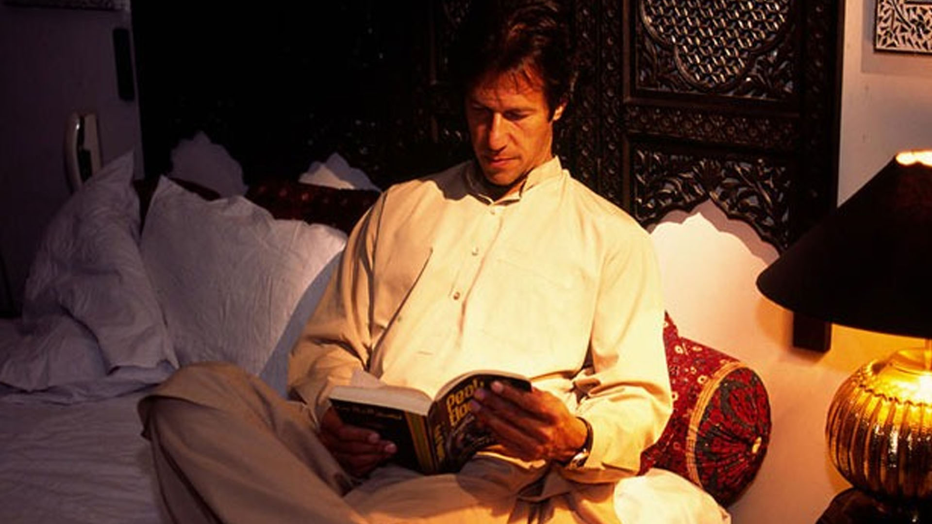 عمران خان کو کون کون سی کتابیں فراہم کی گئیں؟