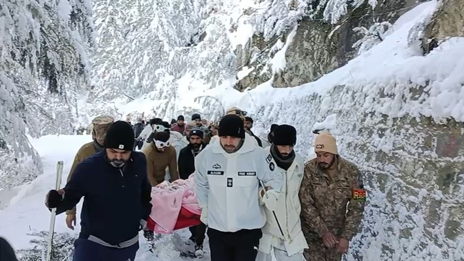 وادی لیپہ میں شدید برفباری کے دوران پاک فوج کا کامیاب ریسکیو اینڈ ریلیف آپریشن،مریضہ کو راولپنڈی منتقل کیا