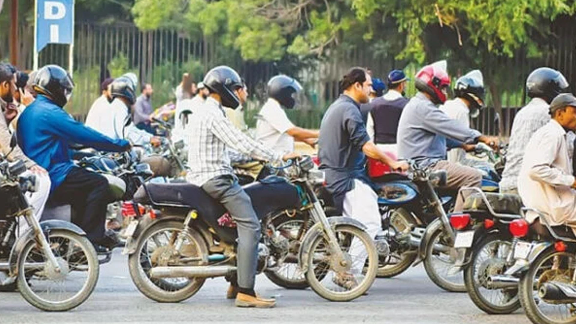 کتنے سال کے بچے موٹر سائیکل چلا سکیں گے ؟حکومت کا بڑا فیصلہ