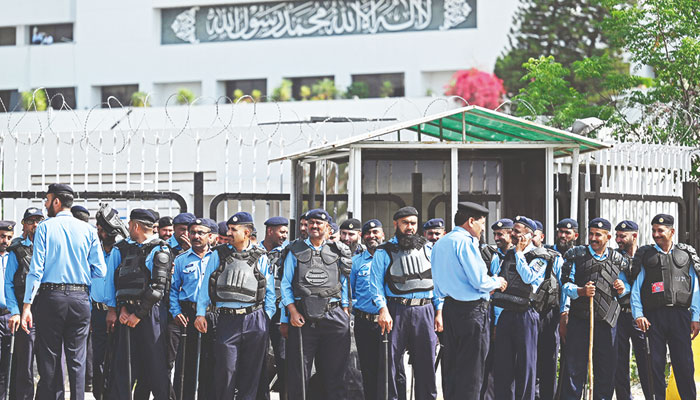 پی ٹی آئی   کے احتجاج کے پیش نظر اسلام آباد ریڈ زون مکمل بند،پولیس کی بھاری نفری تعینات