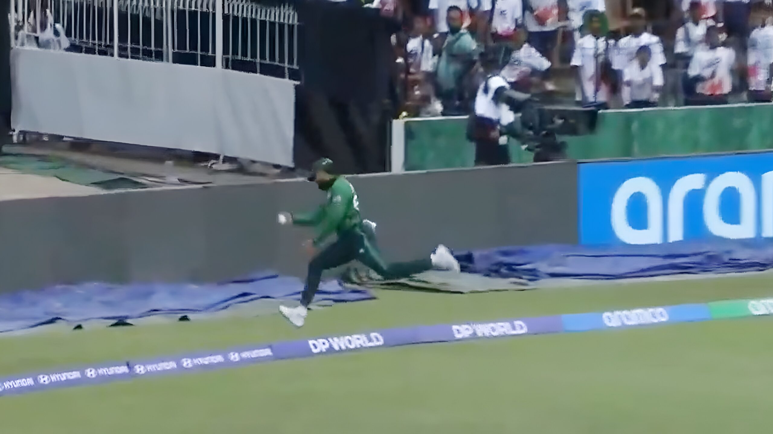 نیدرلینڈز کے خلاف بابراعظم  کی لاجواب فیلڈنگ، ورلڈ کپ کا یاد گار لمحہ کیسے بن گئی