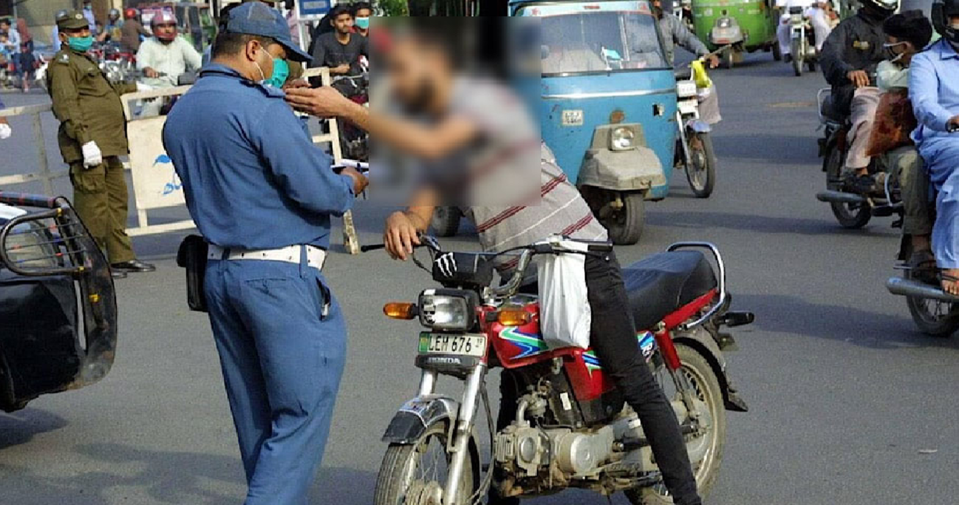 چالان کا صدمہ جان لیوا بن گیا، موٹرسائیکل سوار ٹریفک اہلکاروں کے سامنے ہی جاں بحق