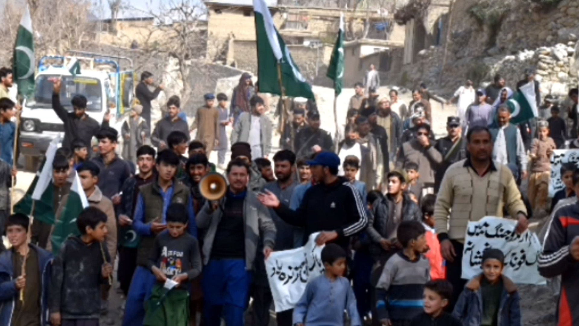 چترال میں پاک فوج سے اظہار یکجہتی ریلی، سرحدی قصبہ نعروں سے گونج اٹھا، افغان حکام کو شرکا کا دو ٹوک پیغام
