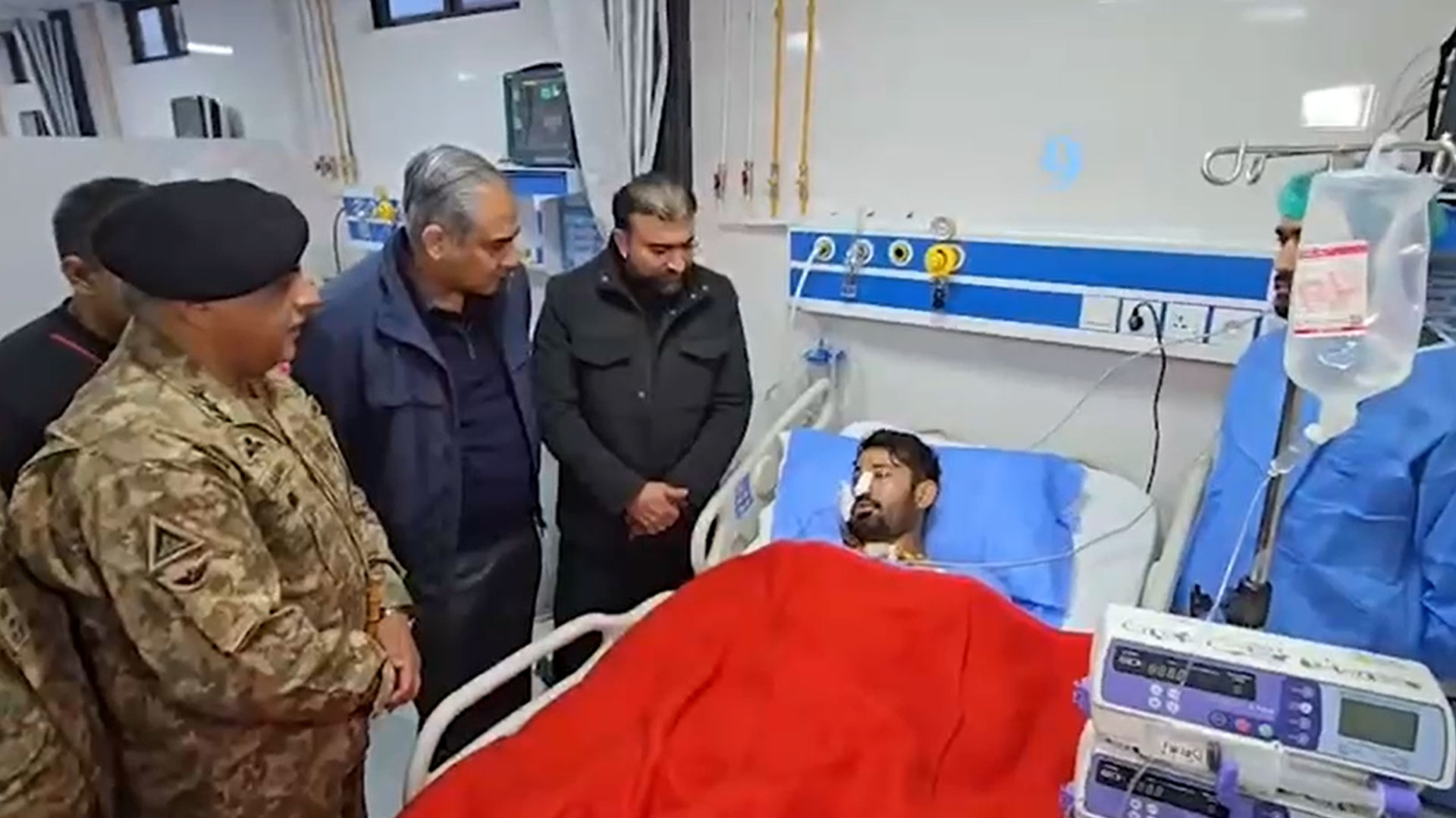 وفاقی وزیر داخلہ، وزیراعلیٰ بلوچستان اور کور کمانڈر کی سی ایم ایچ کوئٹہ آمد، زخمی پولیس اہلکاروں کی عیادت